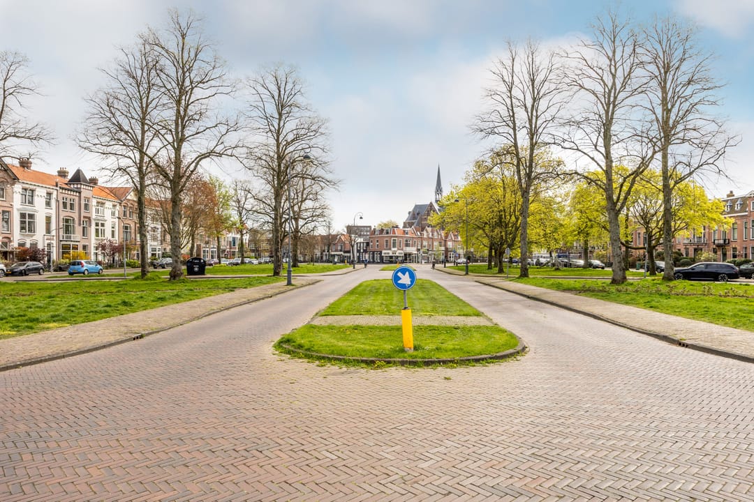 Characteristic ground floor apartment with authentic details in desirable Kleverpark neighborhood — 36