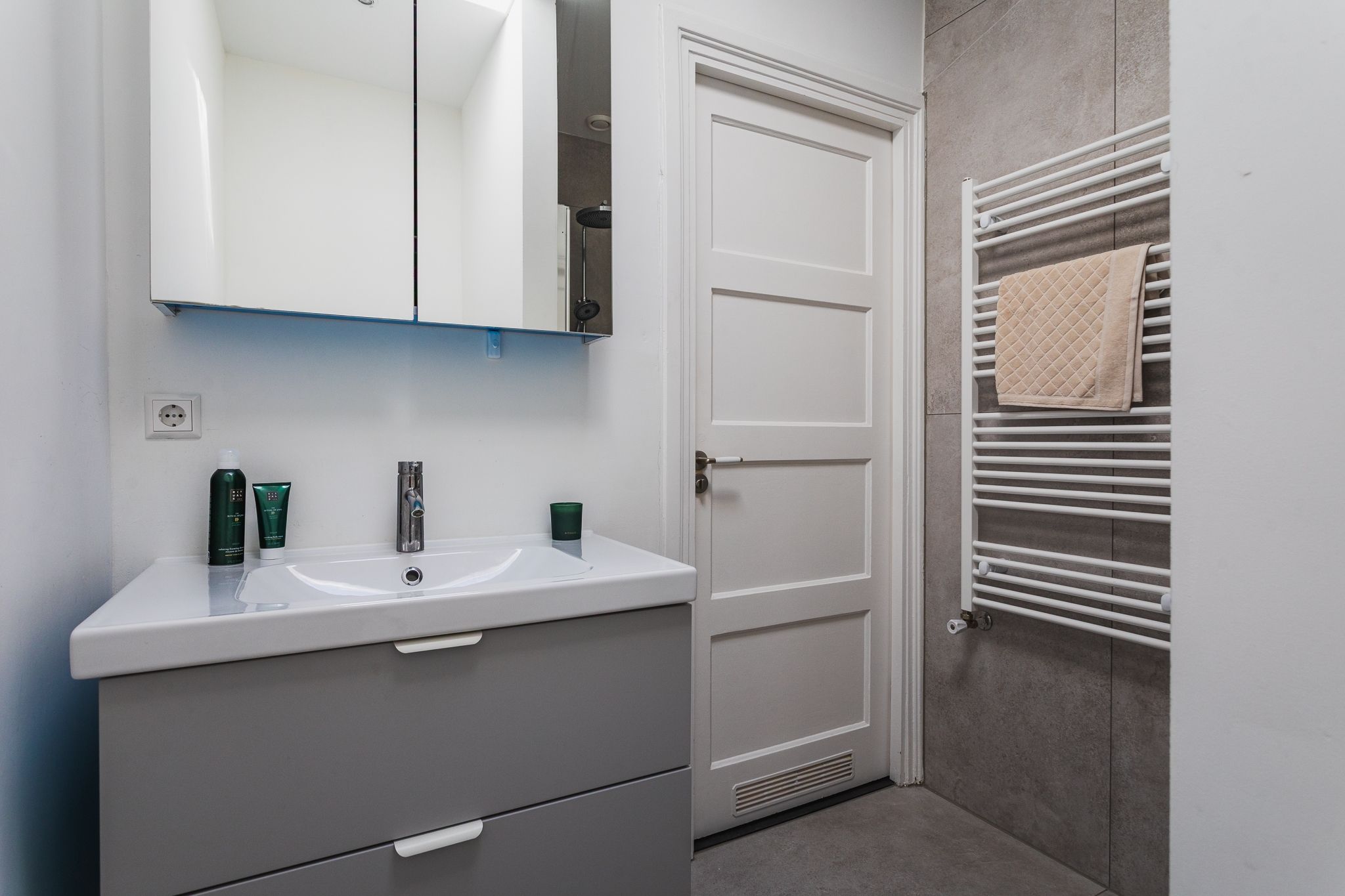 Foto 21 van Caan van Necklaan 106