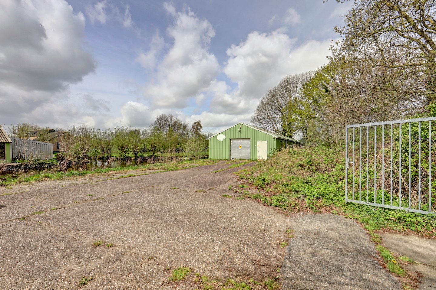 Bekijk foto 2 van De Vaartweg 2