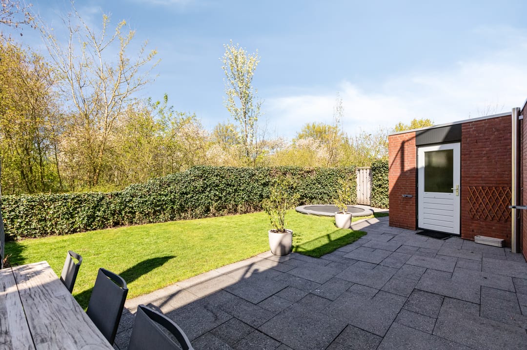 Spacious semi-detached family home with garage and sunny roof terrace in child-friendly location — 43