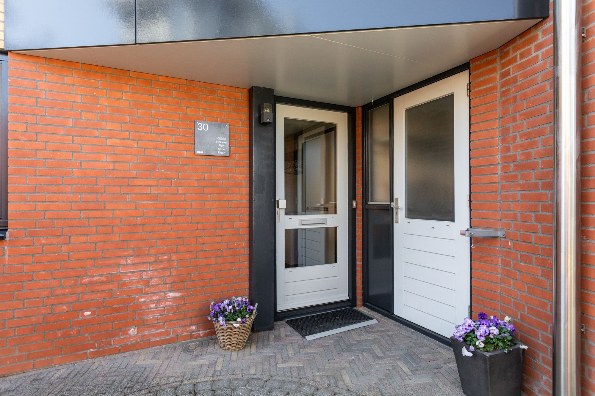 Spacious semi-detached family home with garage and sunny roof terrace in child-friendly location — 15