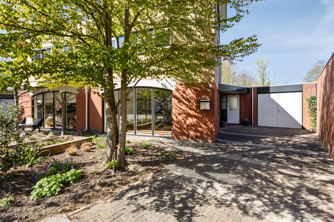 Spacious semi-detached family home with garage and sunny roof terrace in child-friendly location — 13