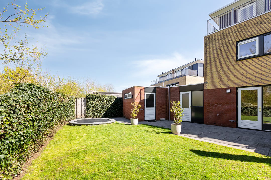 Spacious semi-detached family home with garage and sunny roof terrace in child-friendly location — 41