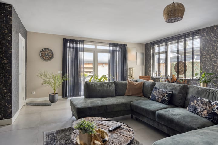 Photo 2 of Schipholtstraat 28