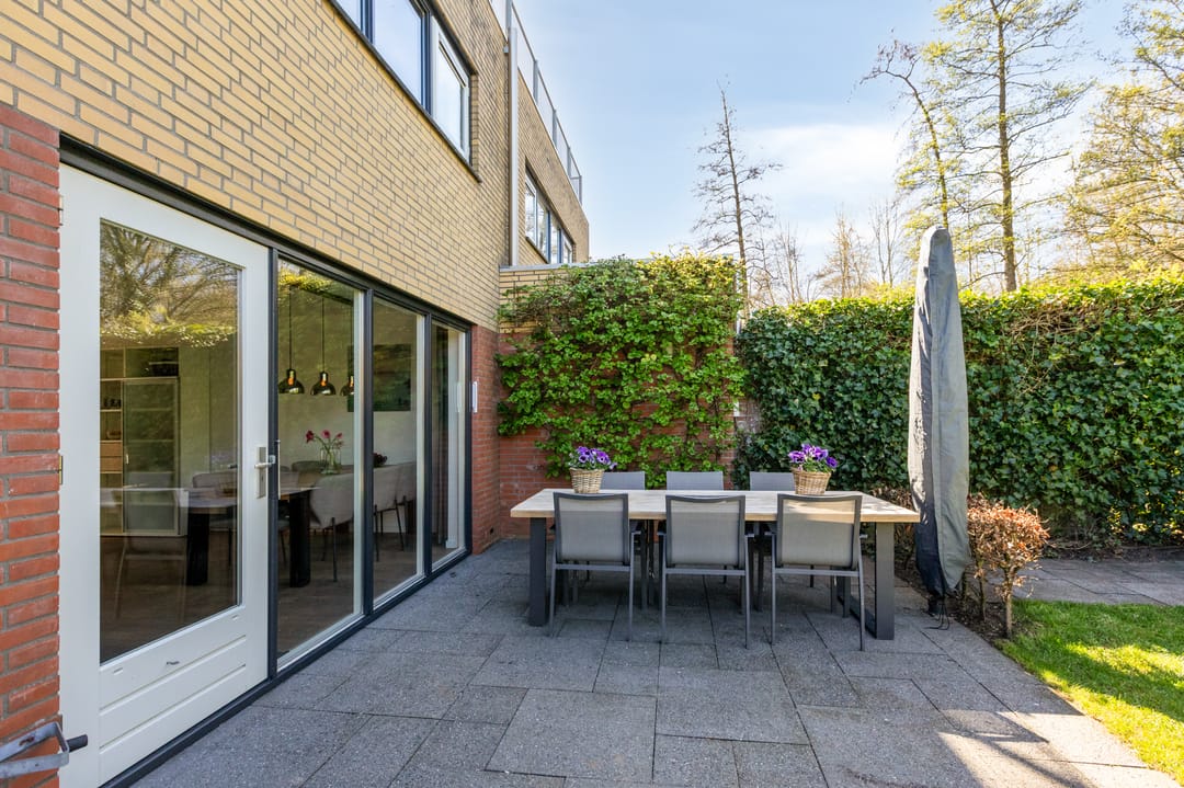 Spacious semi-detached family home with garage and sunny roof terrace in child-friendly location — 38