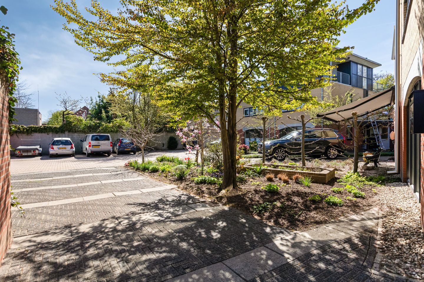 Spacious semi-detached family home with garage and sunny roof terrace in child-friendly location — 14