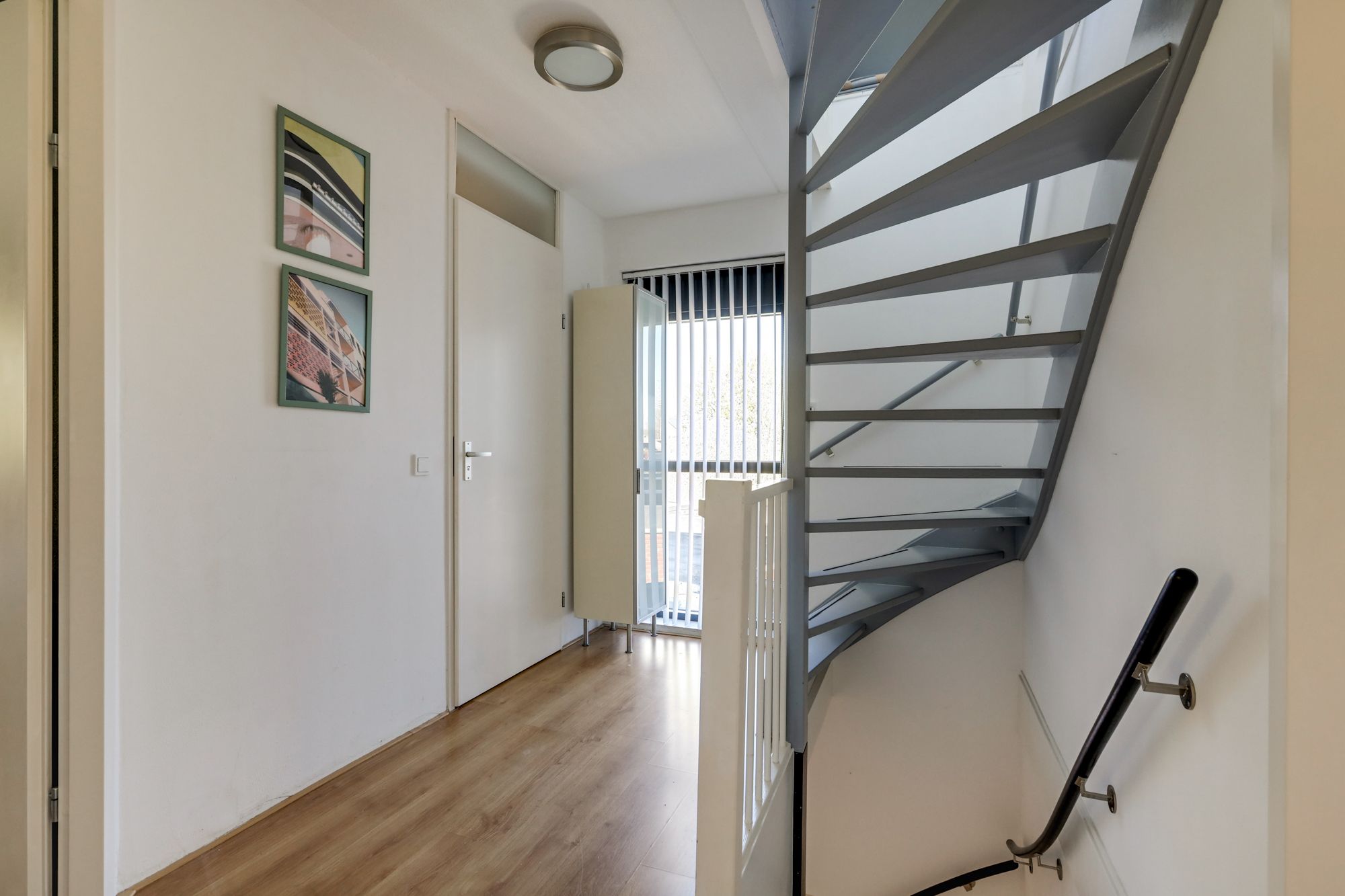 Spacious semi-detached family home with garage and sunny roof terrace in child-friendly location — 48