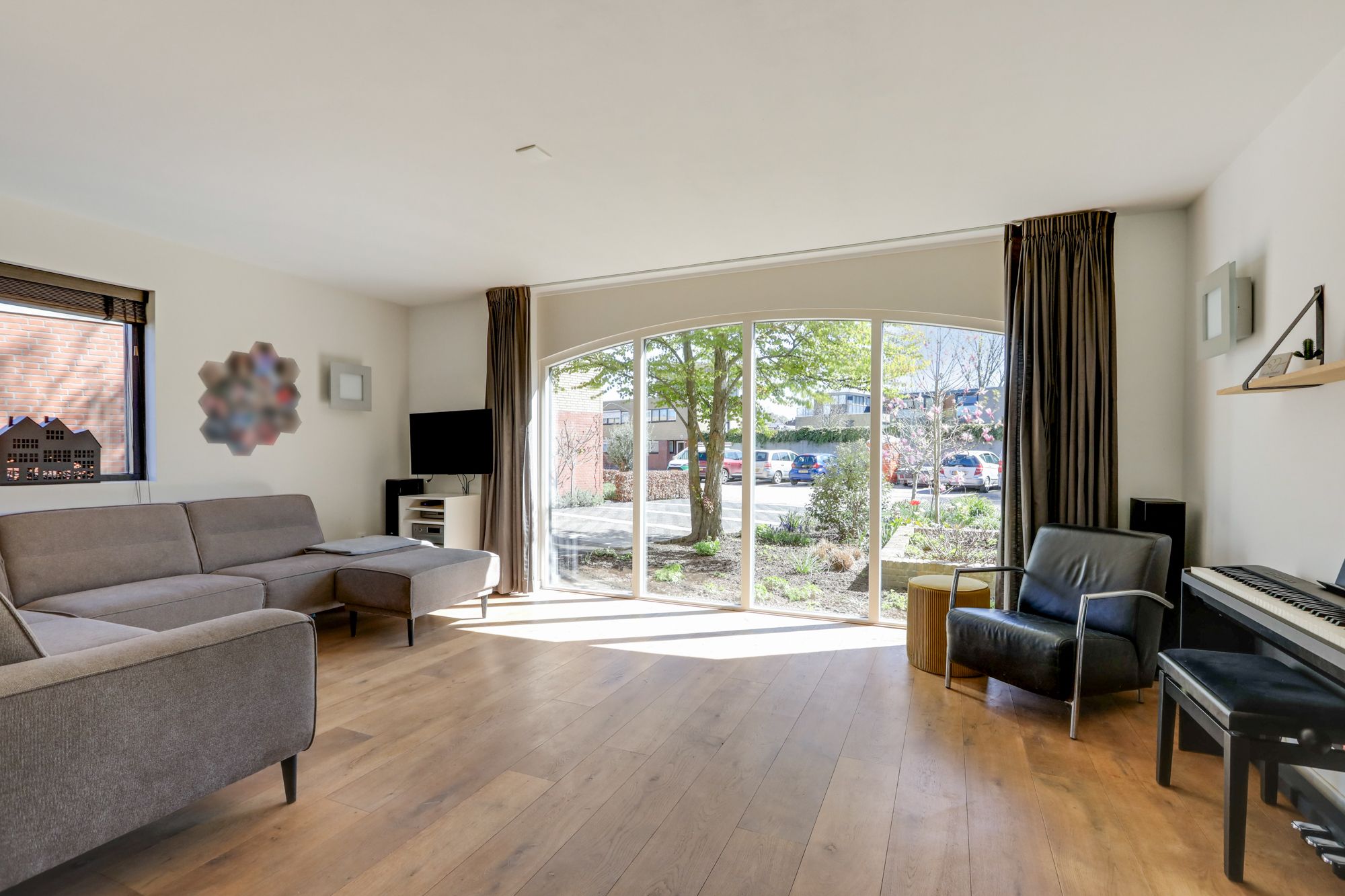 Spacious semi-detached family home with garage and sunny roof terrace in child-friendly location — 21