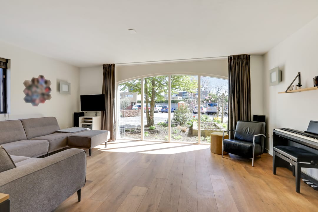 Spacious semi-detached family home with garage and sunny roof terrace in child-friendly location — 22