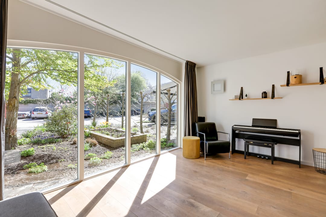 Spacious semi-detached family home with garage and sunny roof terrace in child-friendly location — 23