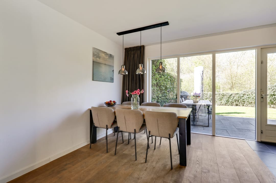 Spacious semi-detached family home with garage and sunny roof terrace in child-friendly location — 26