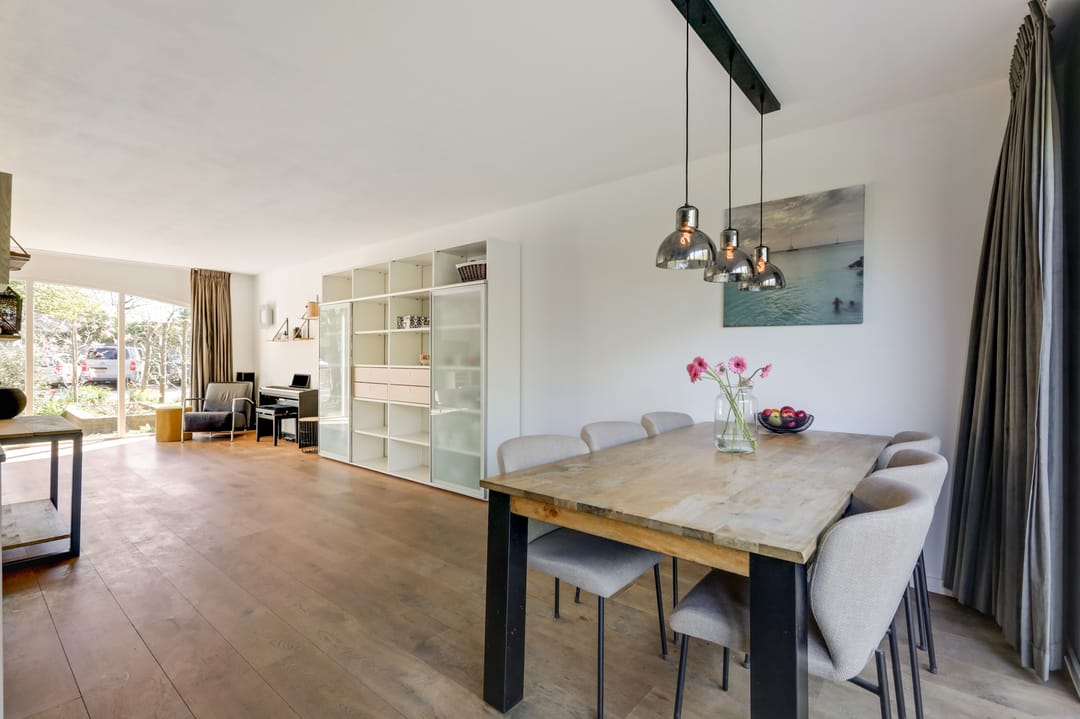 Spacious semi-detached family home with garage and sunny roof terrace in child-friendly location — 28