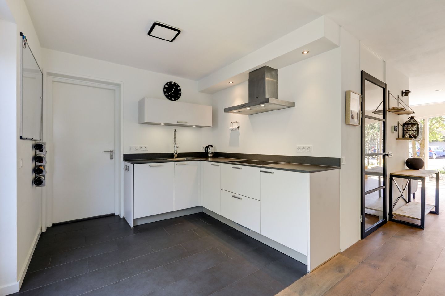 Spacious semi-detached family home with garage and sunny roof terrace in child-friendly location — 29