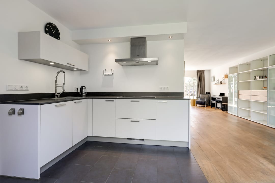 Spacious semi-detached family home with garage and sunny roof terrace in child-friendly location — 32