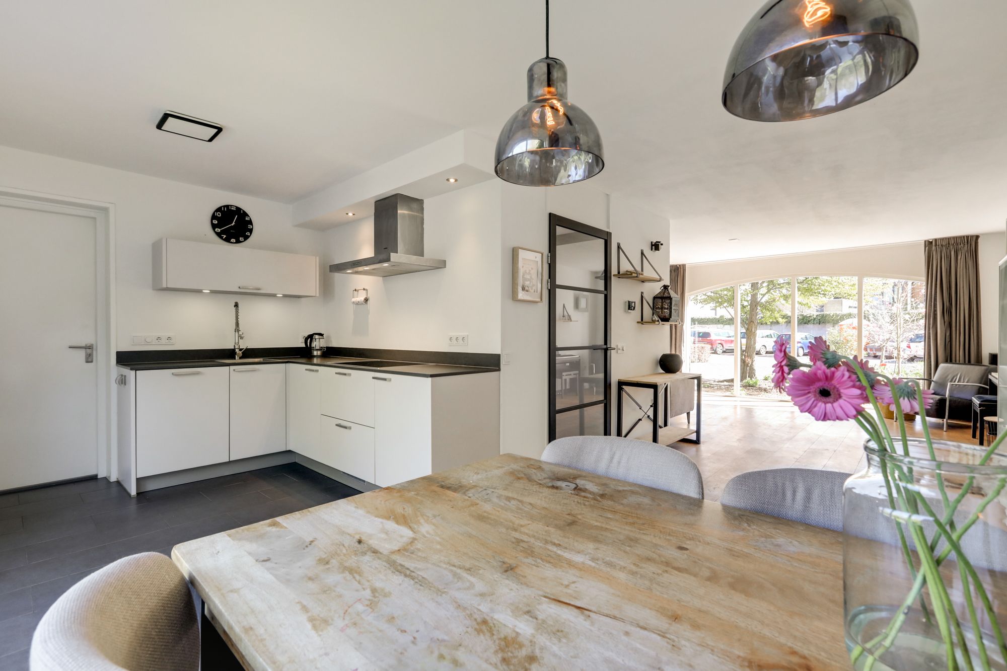 Spacious semi-detached family home with garage and sunny roof terrace in child-friendly location — 33