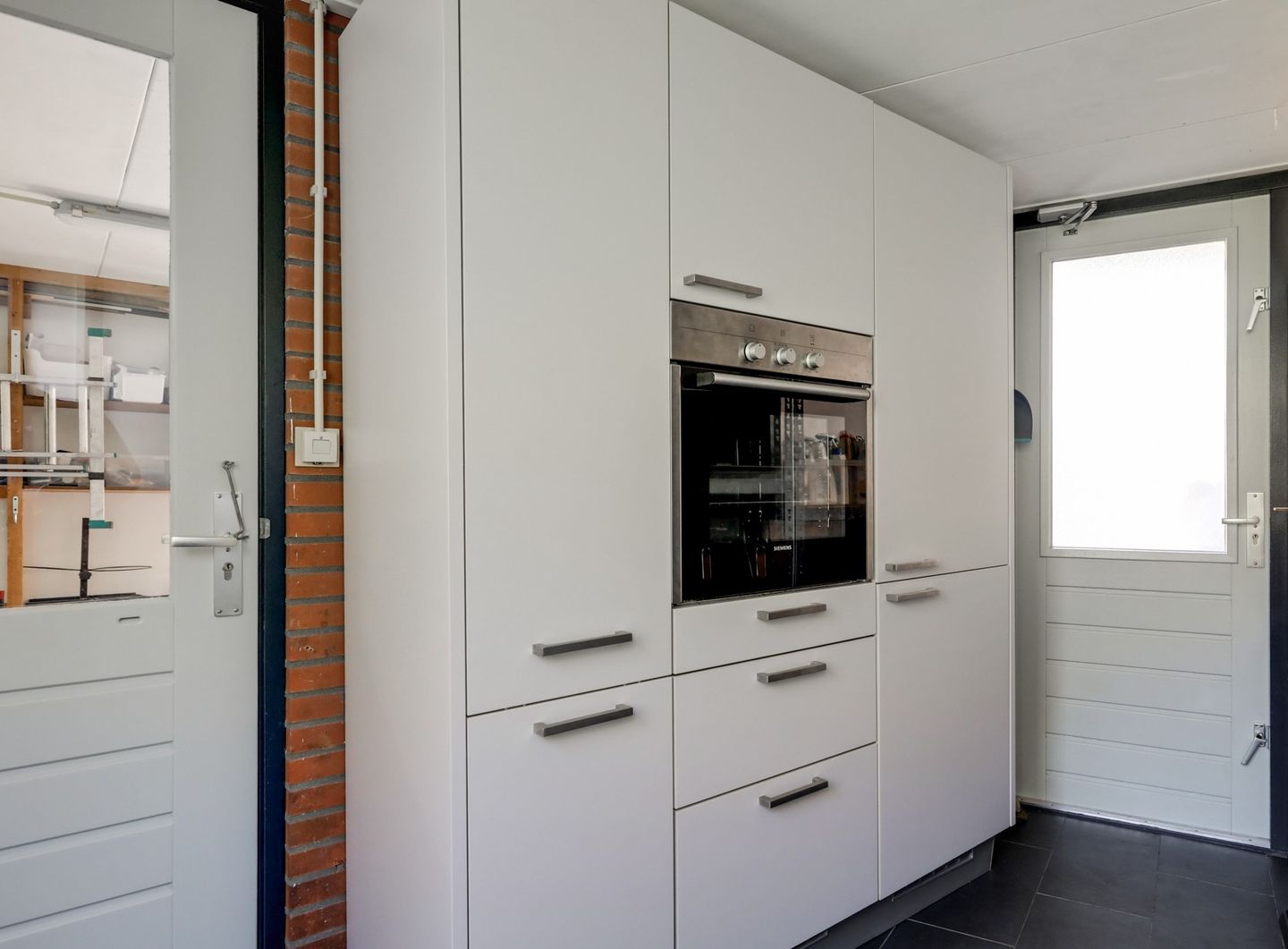 Spacious semi-detached family home with garage and sunny roof terrace in child-friendly location — 34