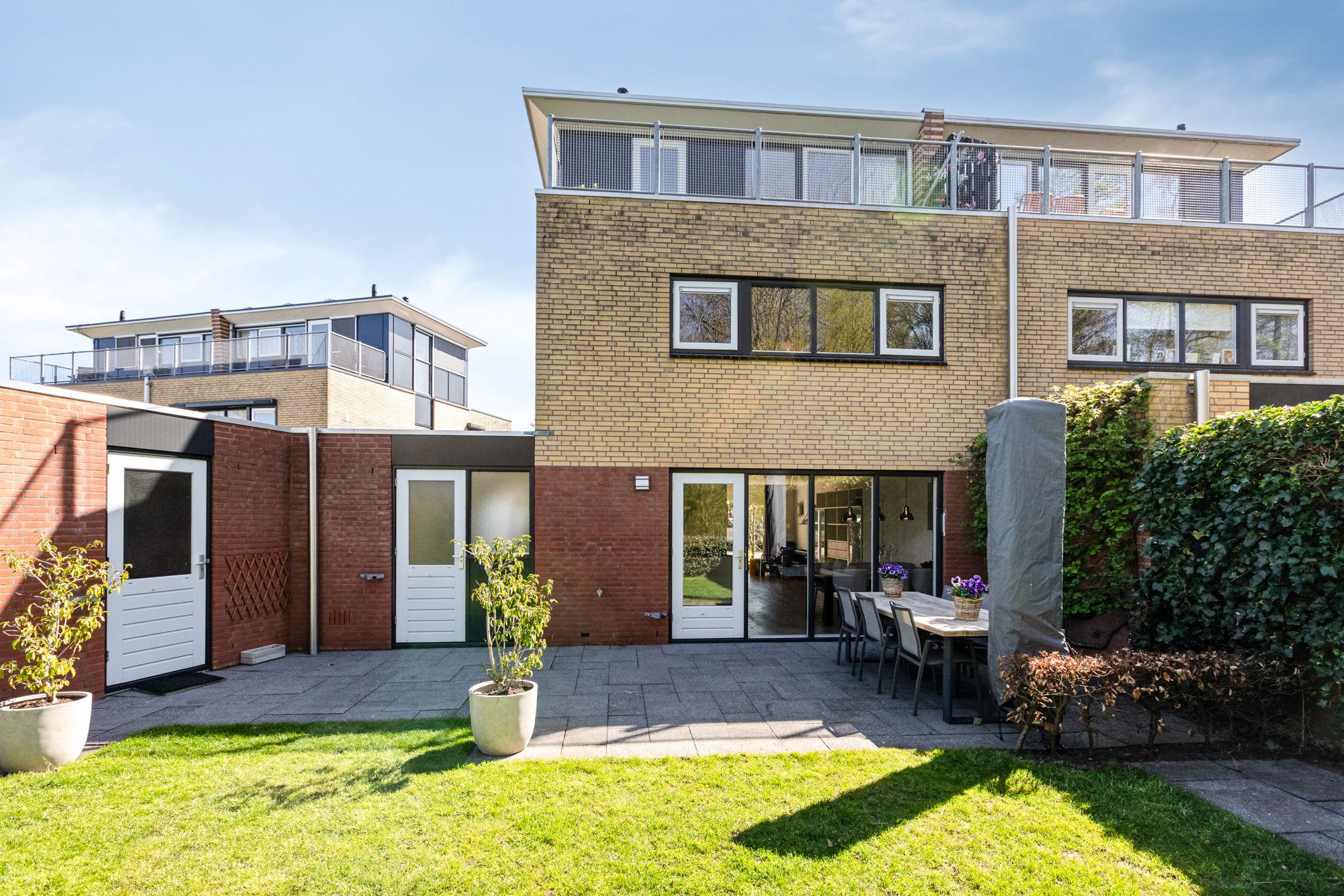 Spacious semi-detached family home with garage and sunny roof terrace in child-friendly location — 36