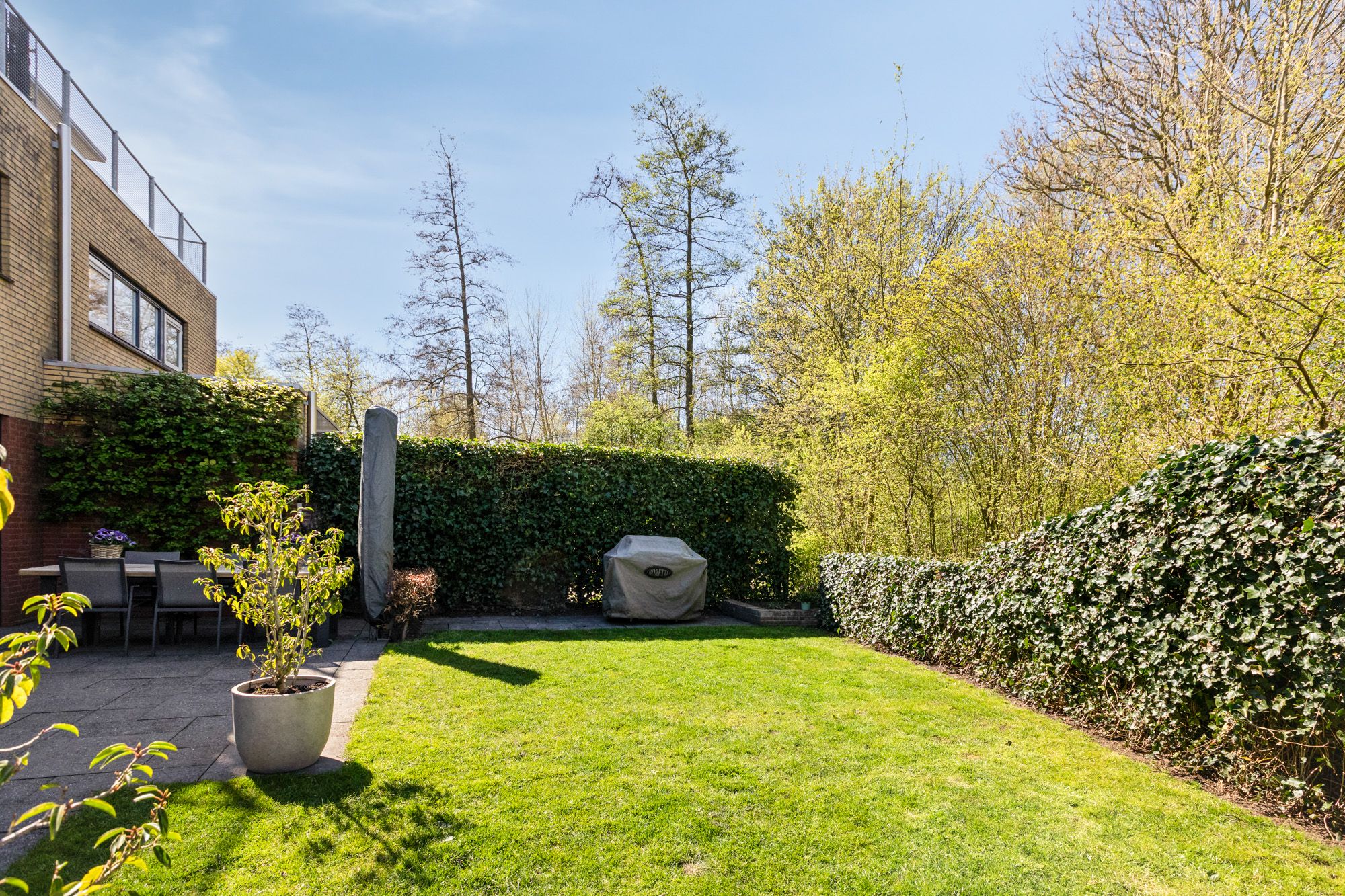 Spacious semi-detached family home with garage and sunny roof terrace in child-friendly location — 39
