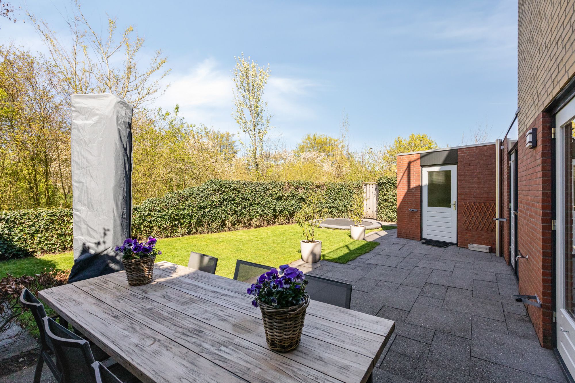 Spacious semi-detached family home with garage and sunny roof terrace in child-friendly location — 42