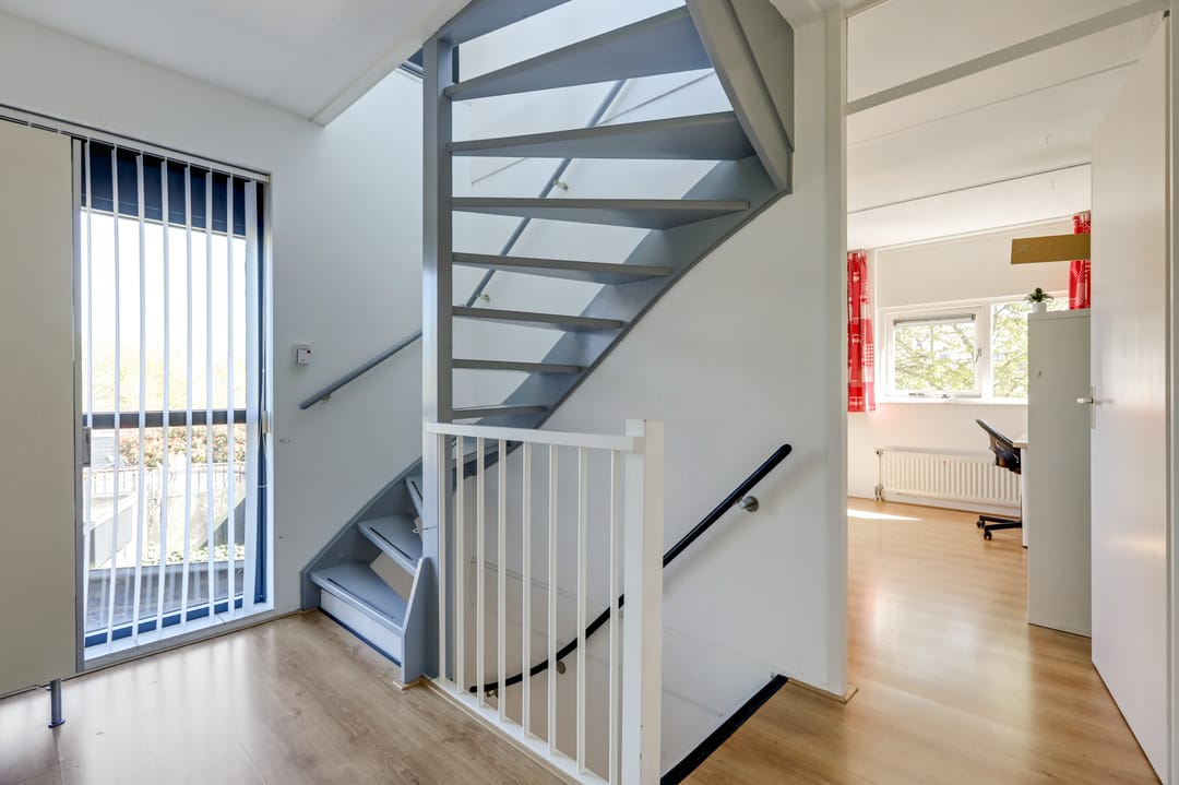 Spacious semi-detached family home with garage and sunny roof terrace in child-friendly location — 47