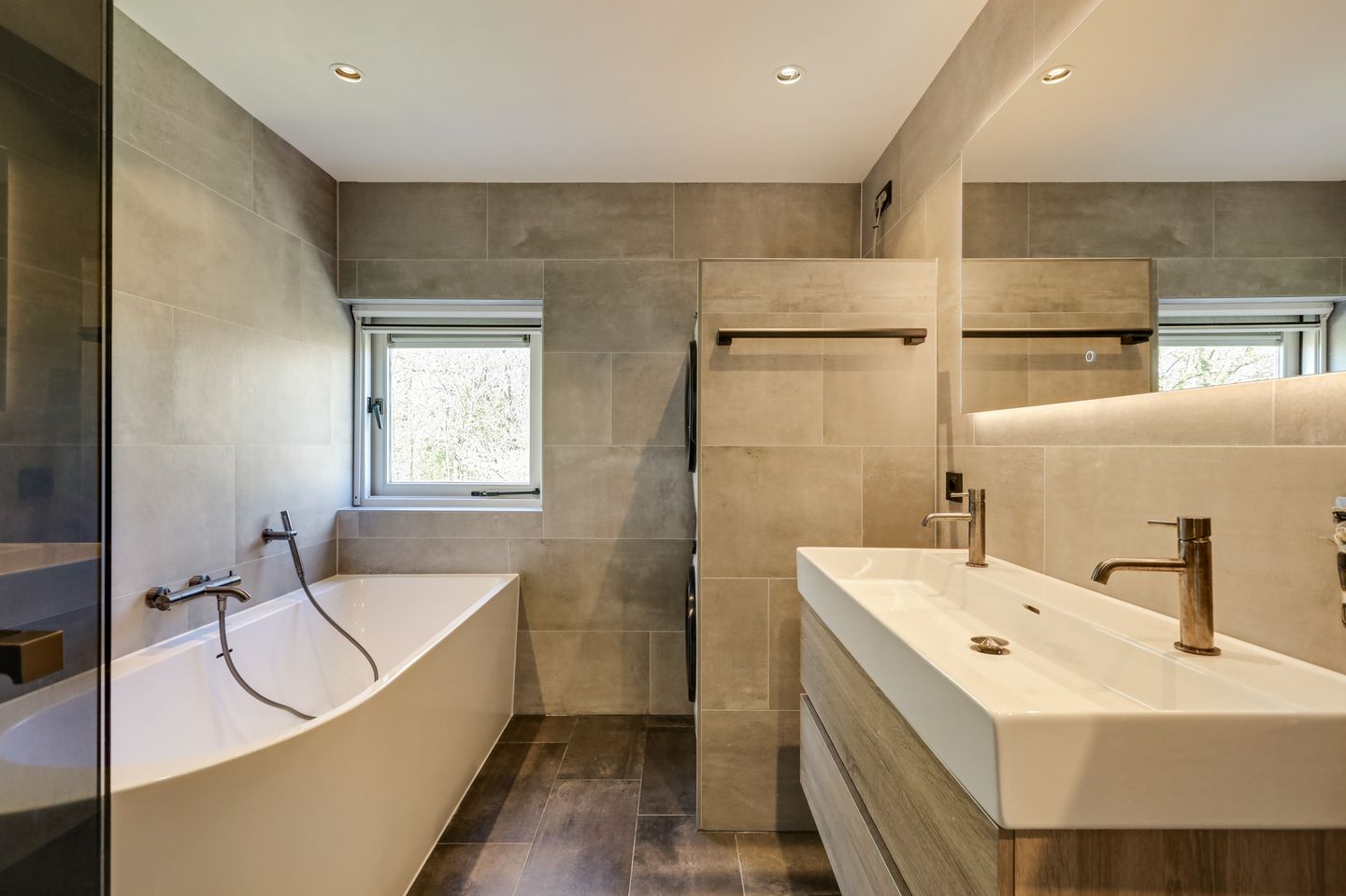 Spacious semi-detached family home with garage and sunny roof terrace in child-friendly location — 49