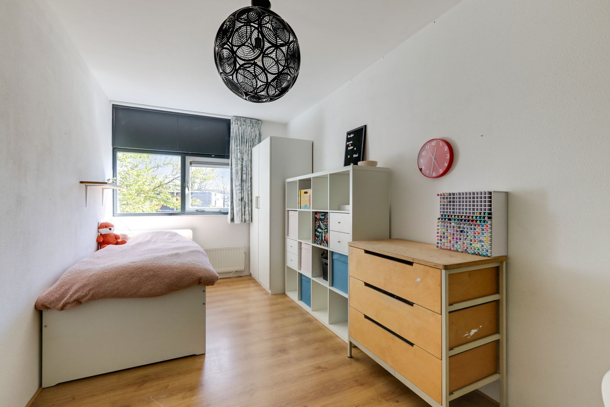 Spacious semi-detached family home with garage and sunny roof terrace in child-friendly location — 57