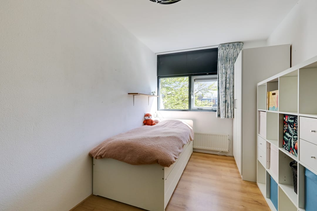 Spacious semi-detached family home with garage and sunny roof terrace in child-friendly location — 58