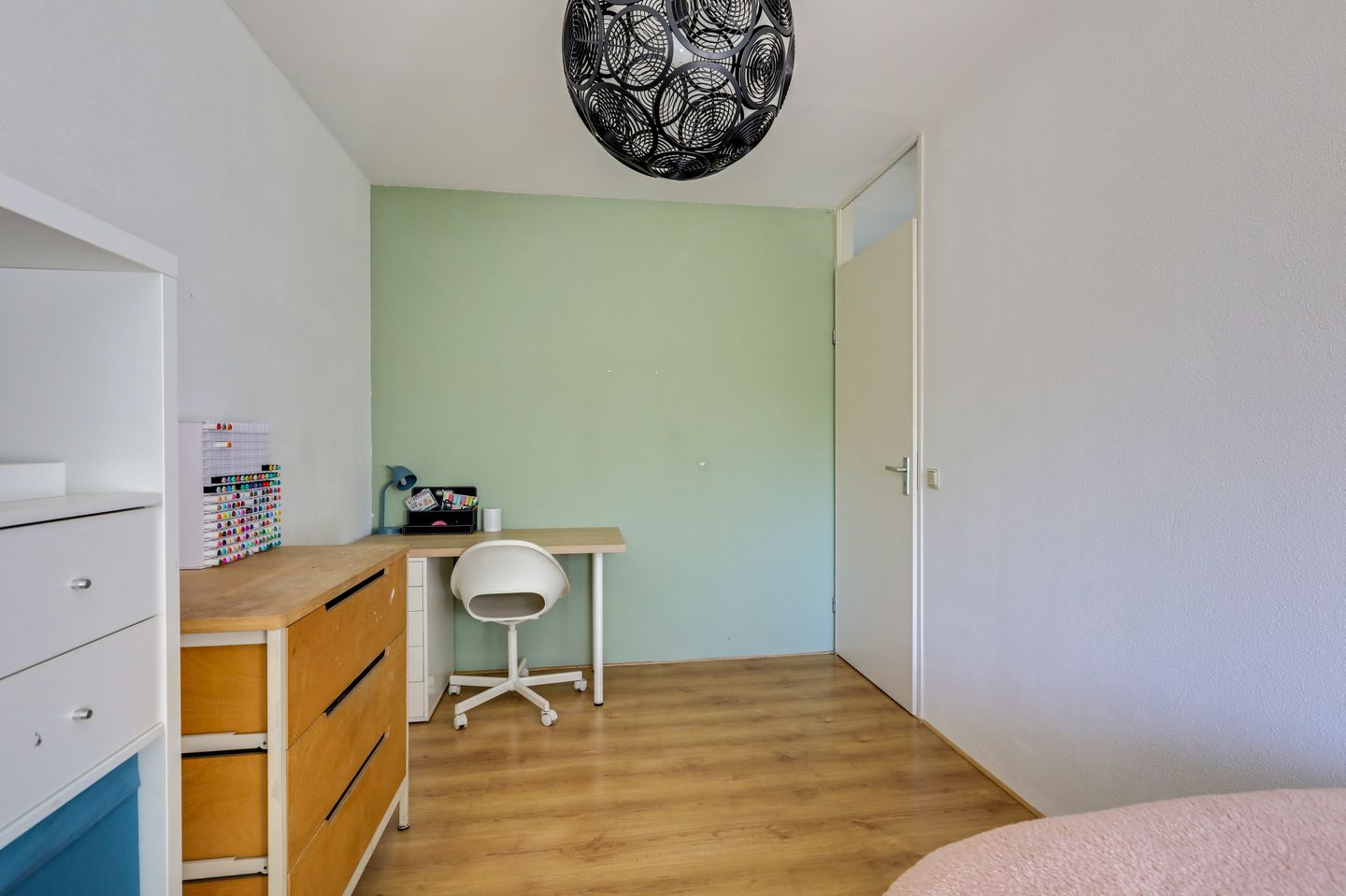 Spacious semi-detached family home with garage and sunny roof terrace in child-friendly location — 59