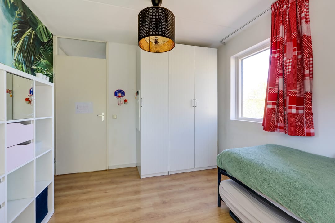 Spacious semi-detached family home with garage and sunny roof terrace in child-friendly location — 61