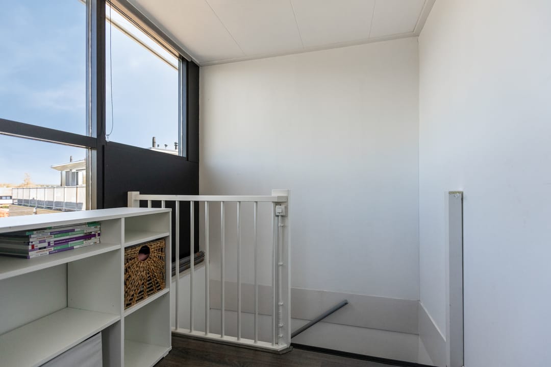 Spacious semi-detached family home with garage and sunny roof terrace in child-friendly location — 62