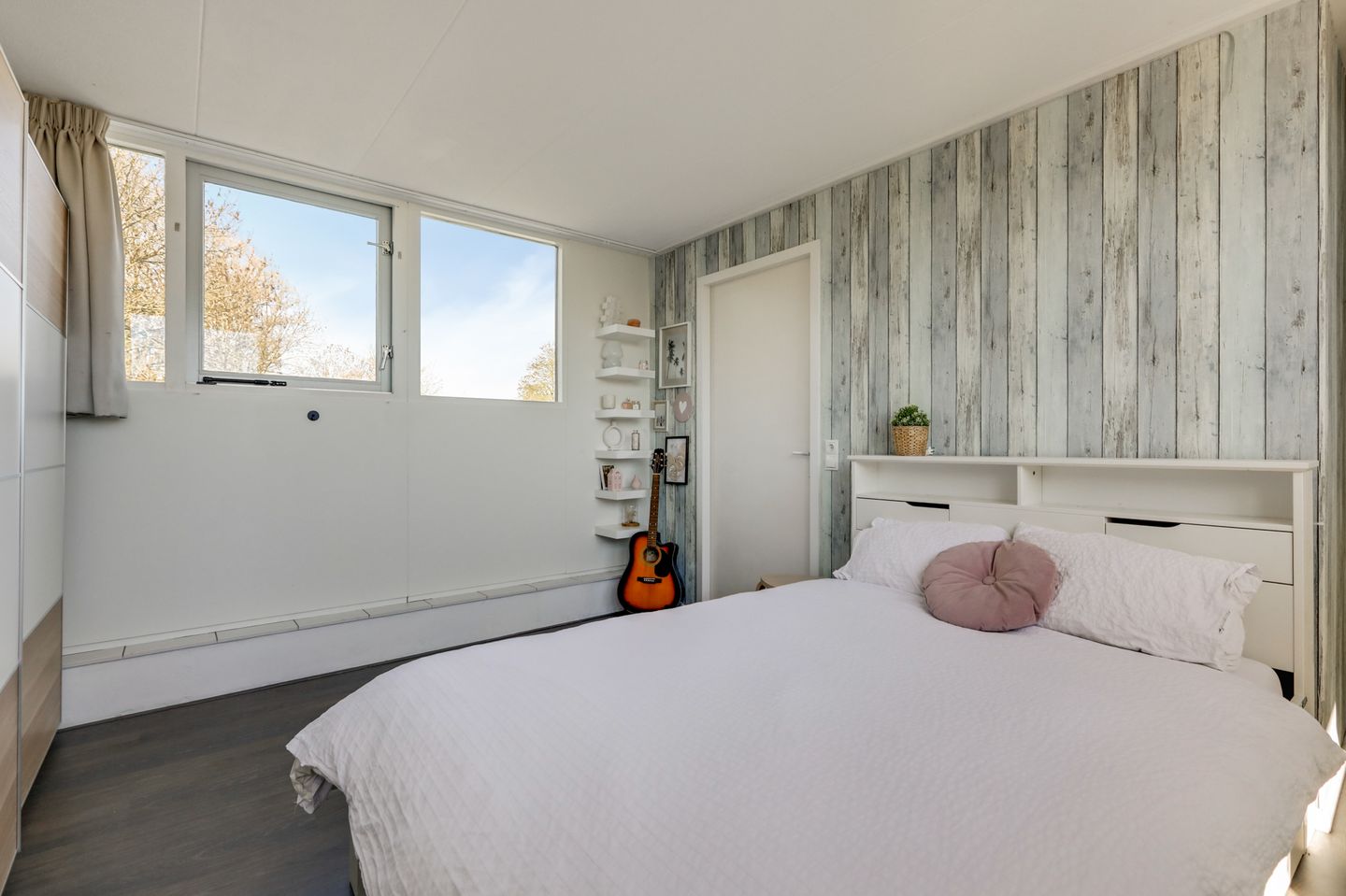 Spacious semi-detached family home with garage and sunny roof terrace in child-friendly location — 64