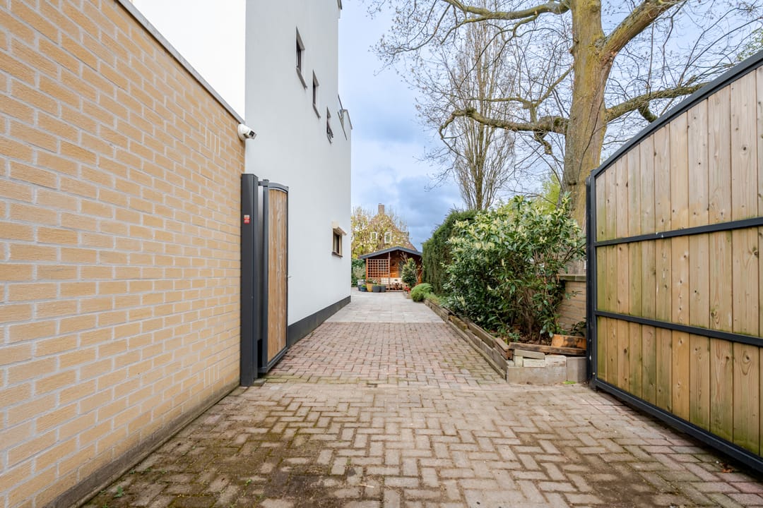 Spacious corner house with 5 bedrooms, energy label A, and rooftop terrace — 37