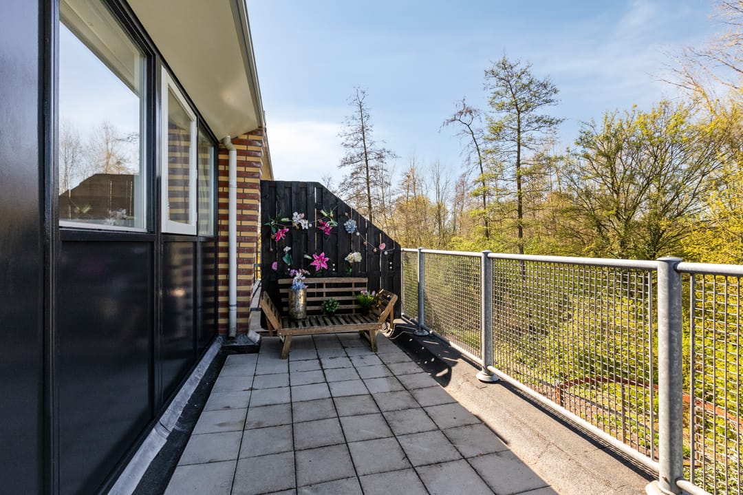Spacious semi-detached family home with garage and sunny roof terrace in child-friendly location — 67