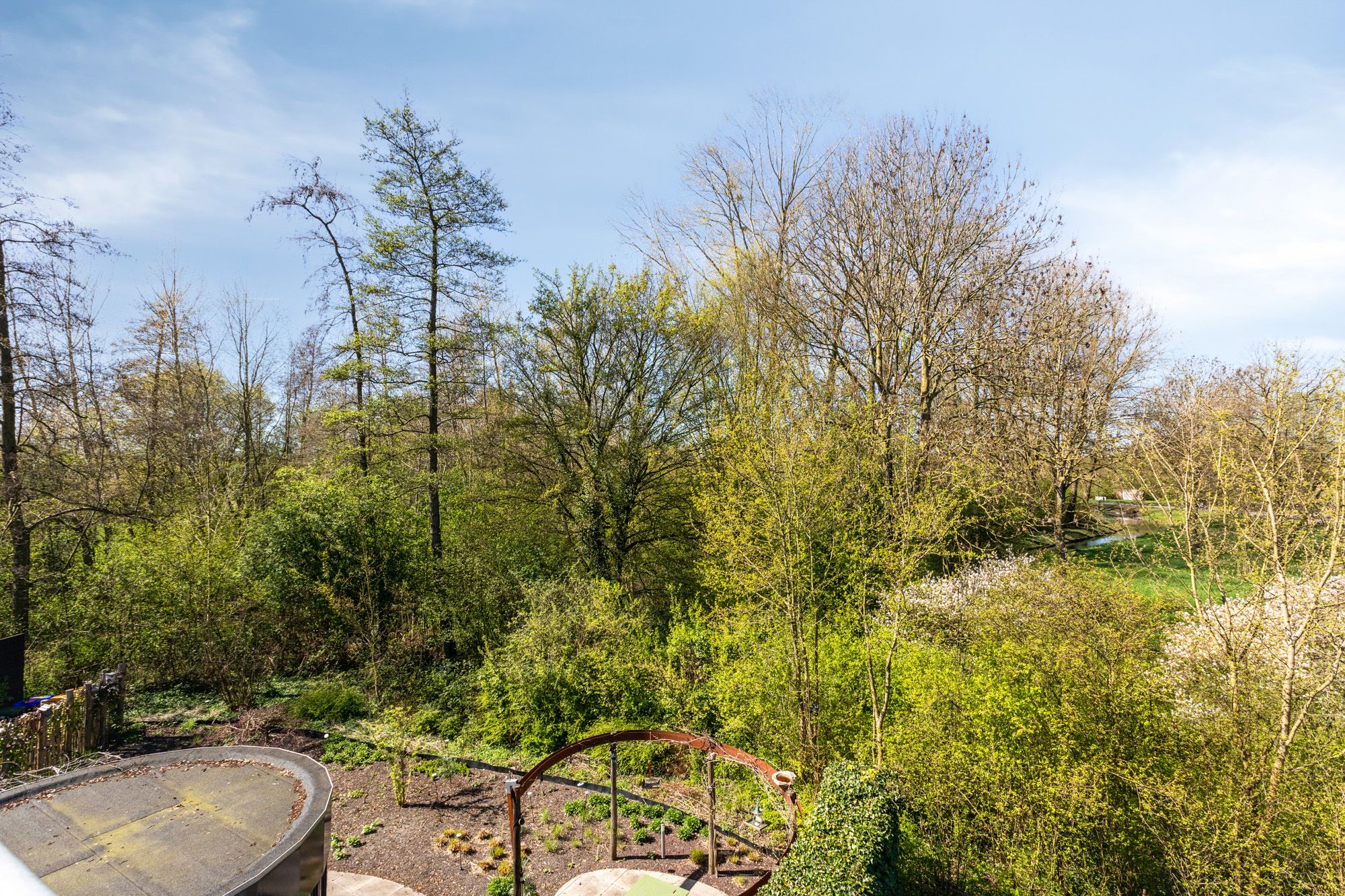 Spacious semi-detached family home with garage and sunny roof terrace in child-friendly location — 69