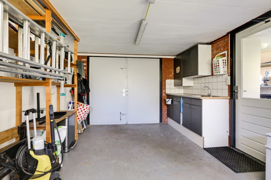 Spacious semi-detached family home with garage and sunny roof terrace in child-friendly location — 46