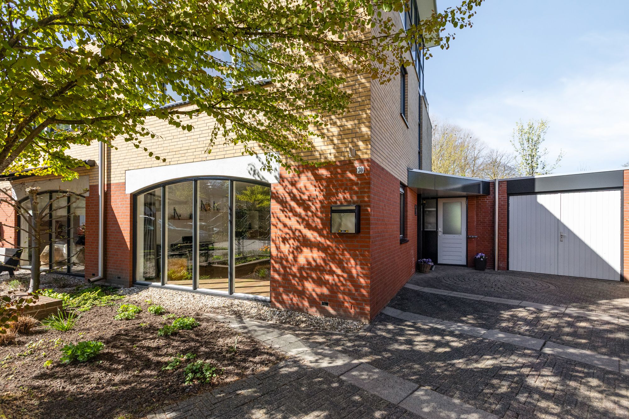 Spacious semi-detached family home with garage and sunny roof terrace in child-friendly location — 12