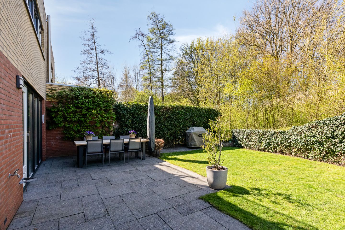 Spacious semi-detached family home with garage and sunny roof terrace in child-friendly location — 44
