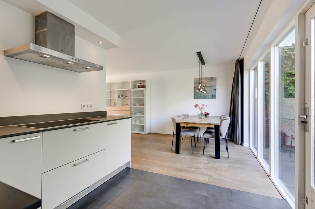 Spacious semi-detached family home with garage and sunny roof terrace in child-friendly location — 31