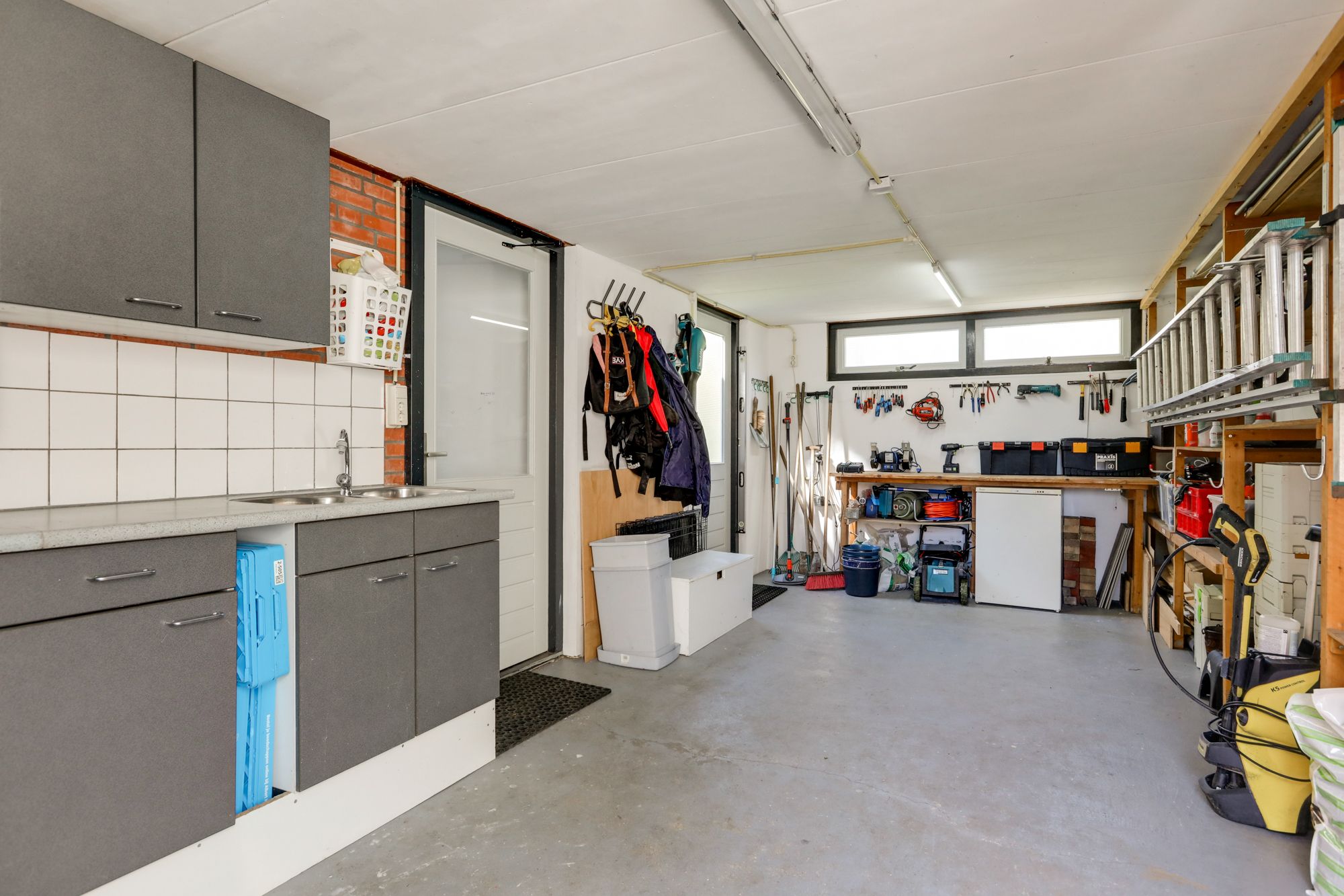 Spacious semi-detached family home with garage and sunny roof terrace in child-friendly location — 45