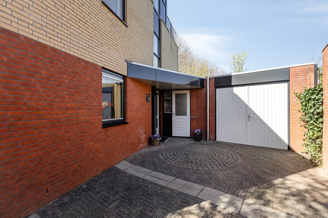 Spacious semi-detached family home with garage and sunny roof terrace in child-friendly location — 16