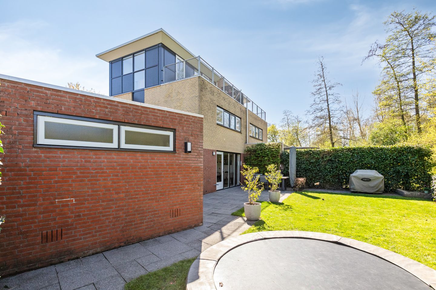 Spacious semi-detached family home with garage and sunny roof terrace in child-friendly location — 40