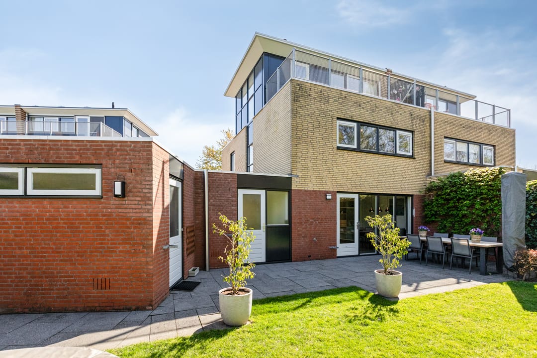 Spacious semi-detached family home with garage and sunny roof terrace in child-friendly location — 37