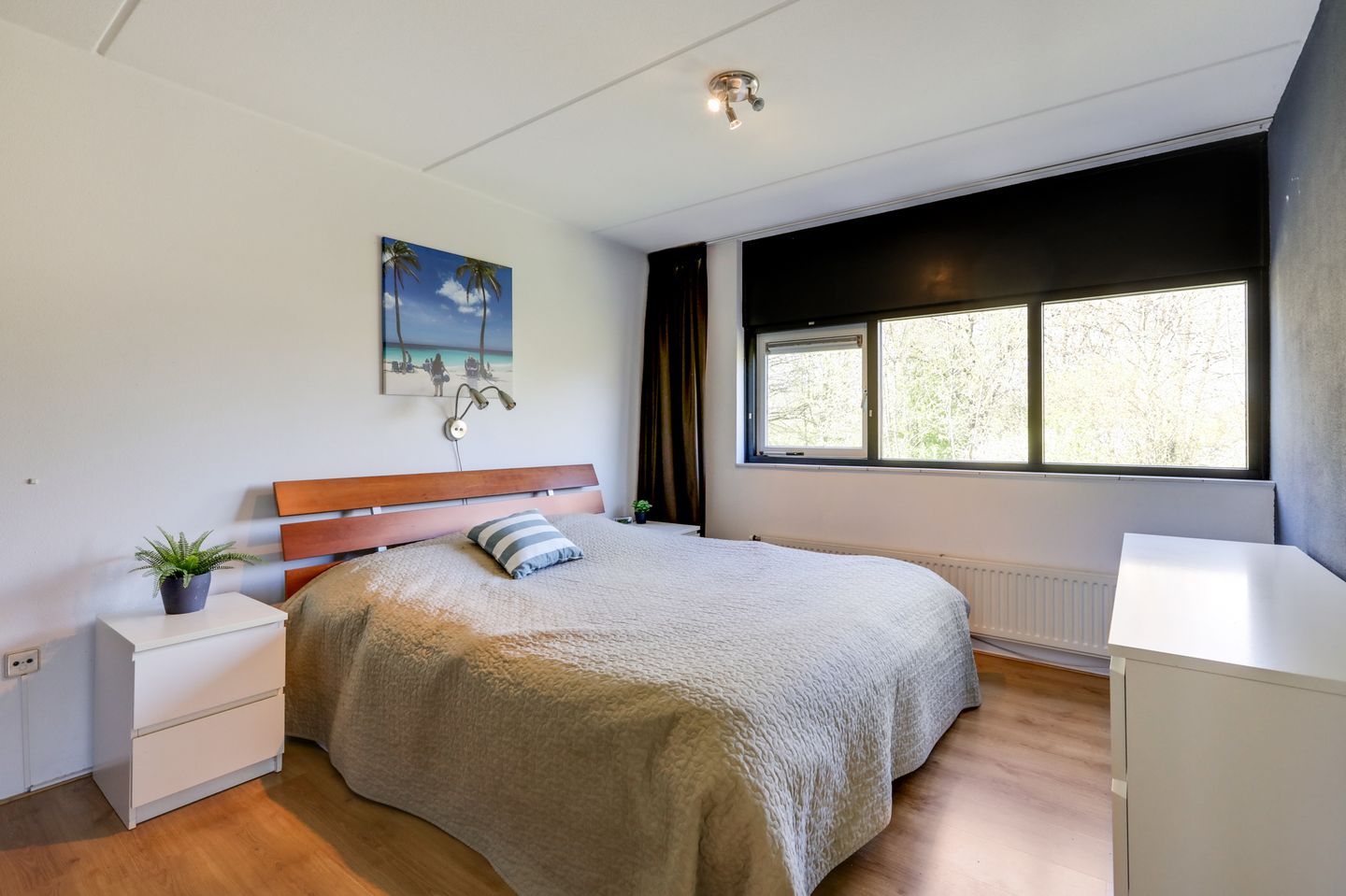 Spacious semi-detached family home with garage and sunny roof terrace in child-friendly location — 55