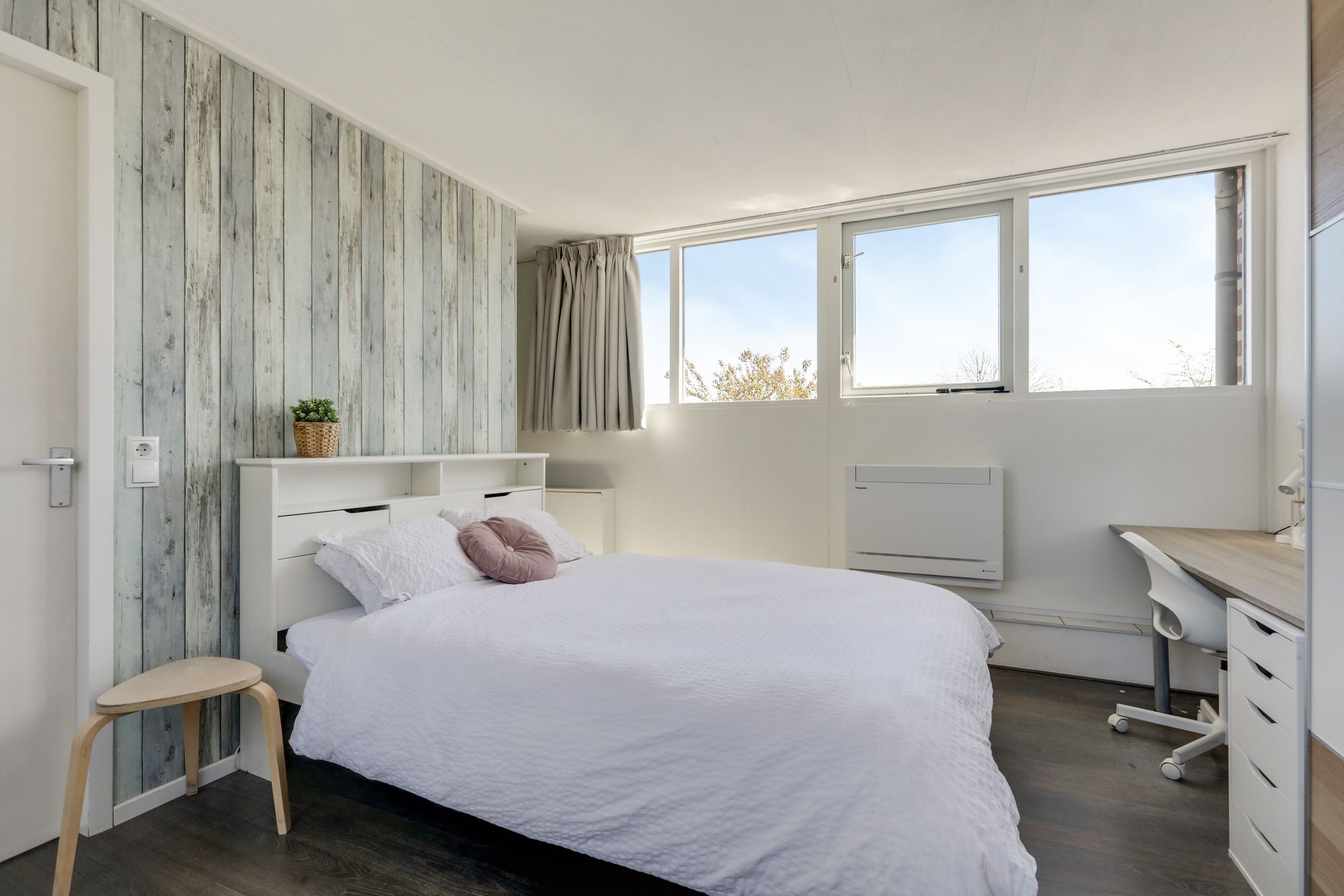 Spacious semi-detached family home with garage and sunny roof terrace in child-friendly location — 63