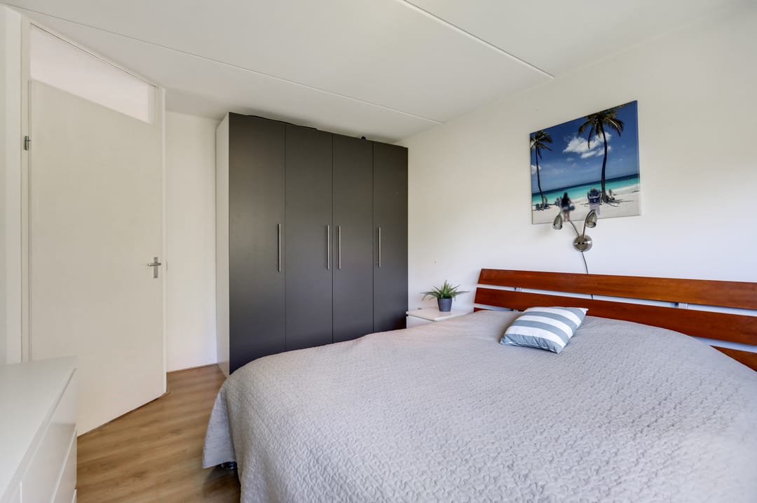 Spacious semi-detached family home with garage and sunny roof terrace in child-friendly location — 56