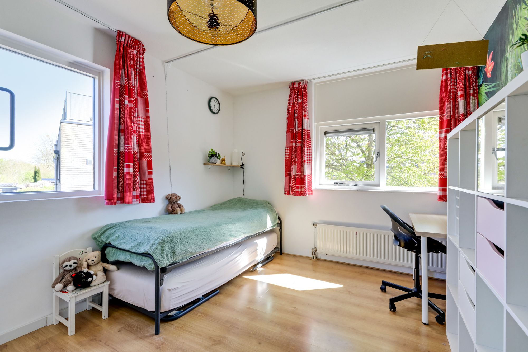 Spacious semi-detached family home with garage and sunny roof terrace in child-friendly location — 60