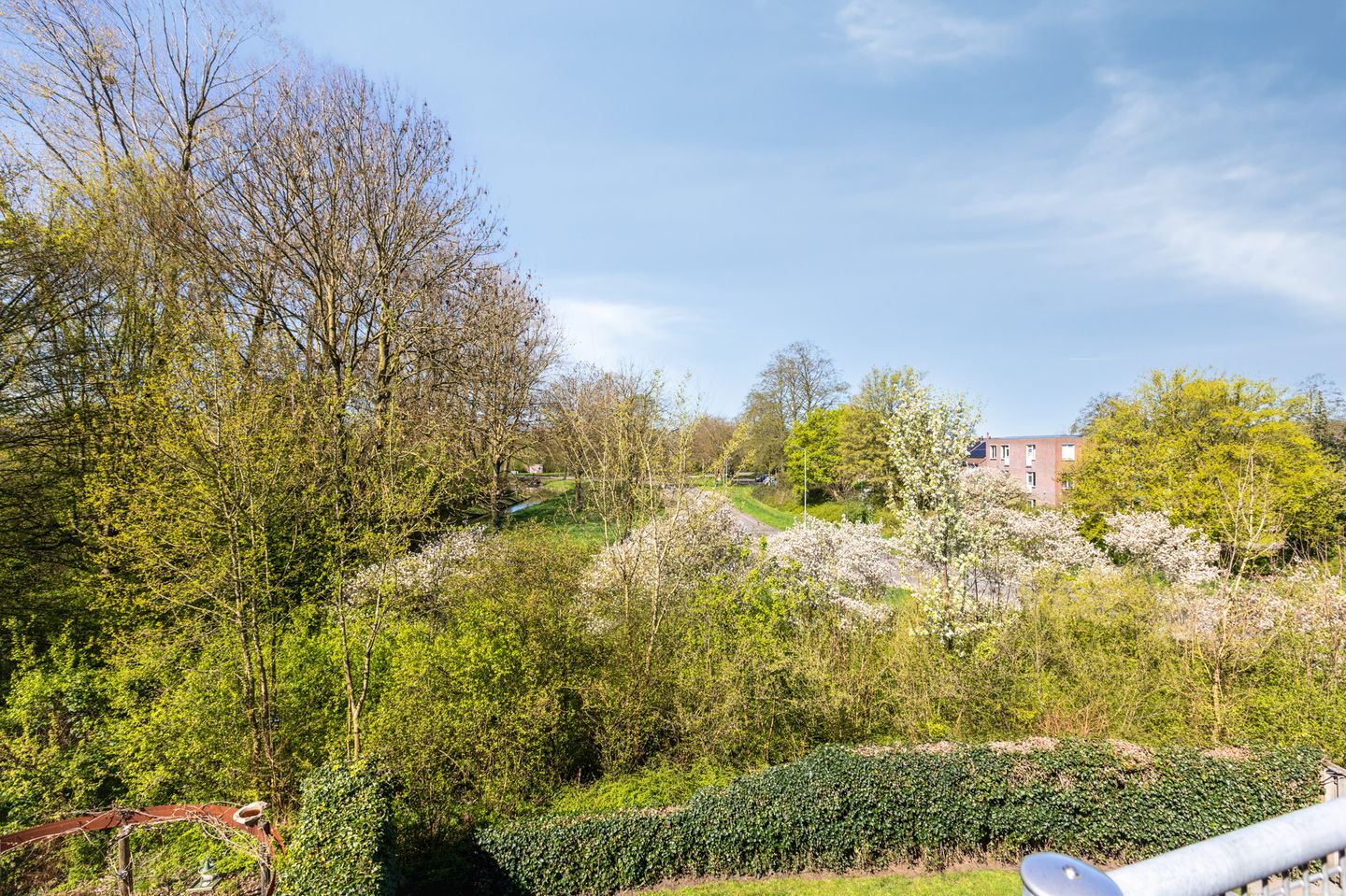 Spacious semi-detached family home with garage and sunny roof terrace in child-friendly location — 70
