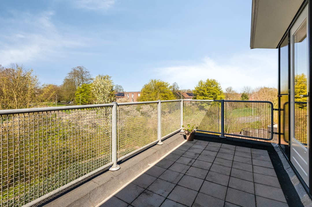 Spacious semi-detached family home with garage and sunny roof terrace in child-friendly location — 68
