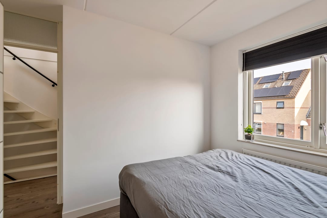 Move-in Ready Semi-Detached Home with Garage and Sunny Garden — 22