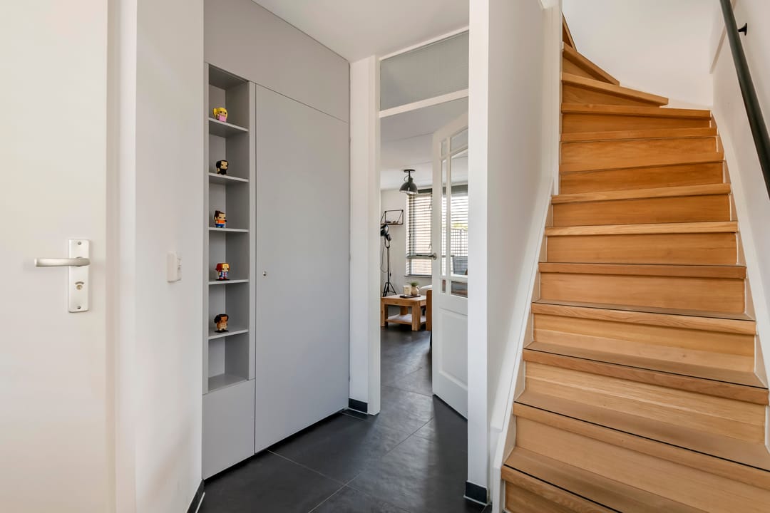 Move-in Ready Semi-Detached Home with Garage and Sunny Garden — 16